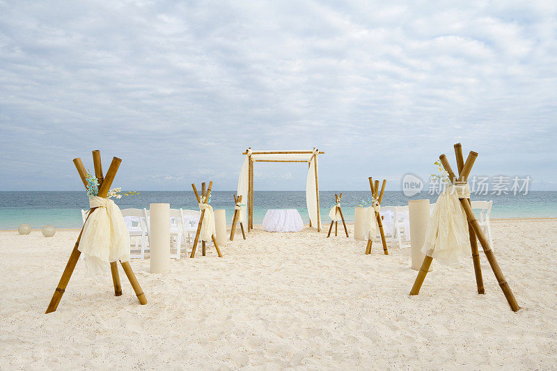 加勒比海滩上的婚礼装置