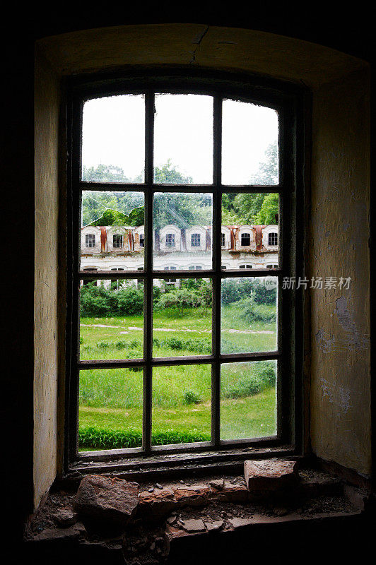废弃庄园的窗户