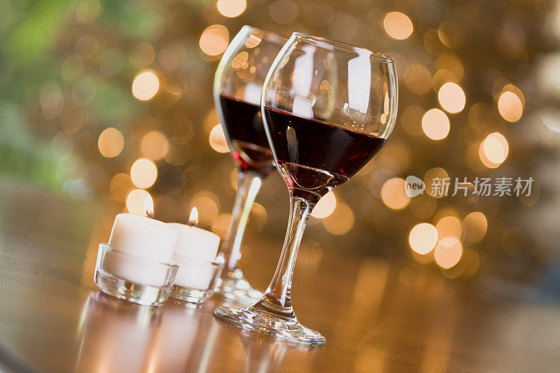 葡萄酒和圣诞彩灯