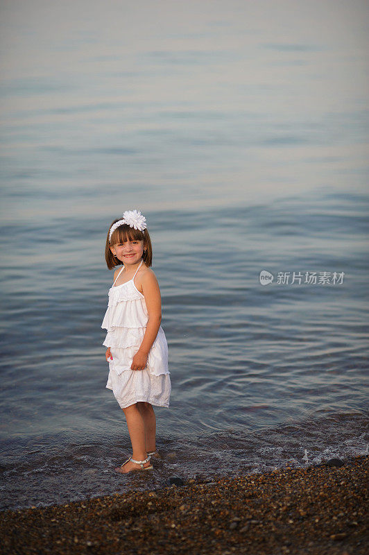 沙滩上站在水里的女孩