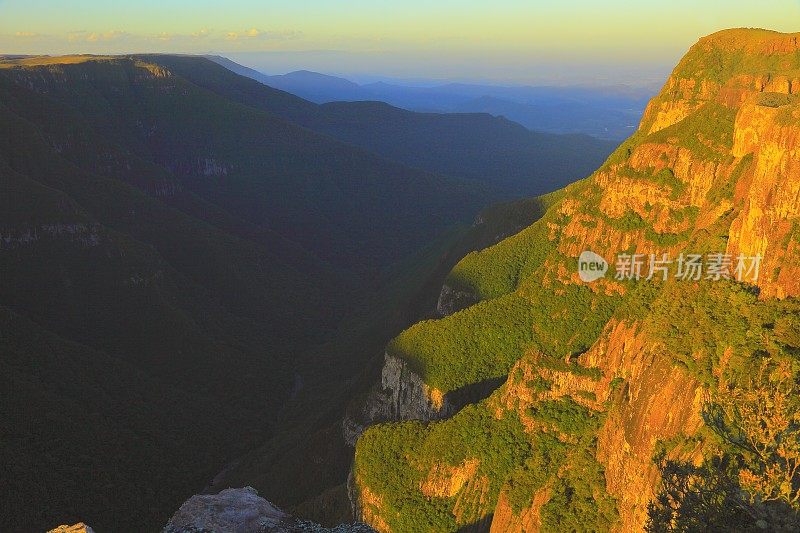 峡谷福塔雷萨(要塞)在巴西南部日落，南美