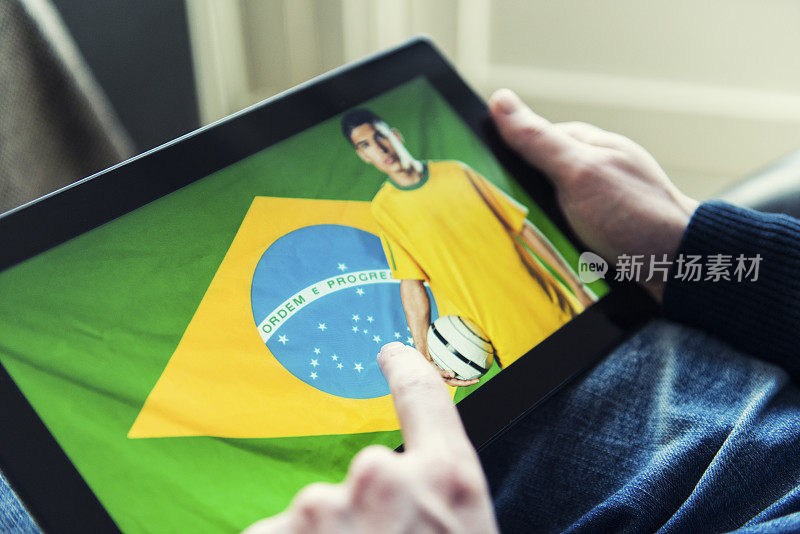 巴西足球运动员在数字平板电脑上