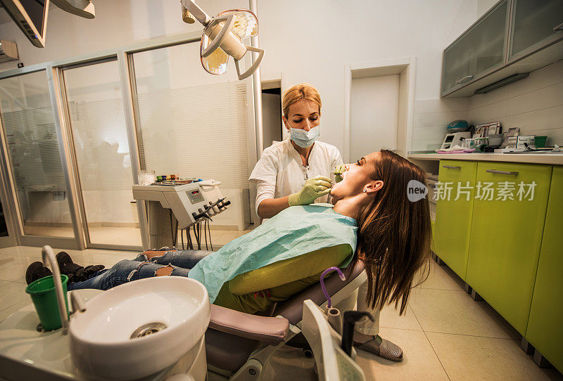 牙科诊所为一位年轻女子进行牙科检查。