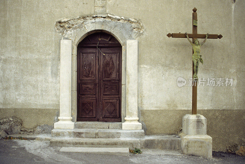 法国普罗旺斯一座古老教堂的入口
