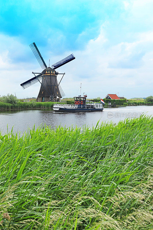 在Kinderdijk的观光船和传统的荷兰风车