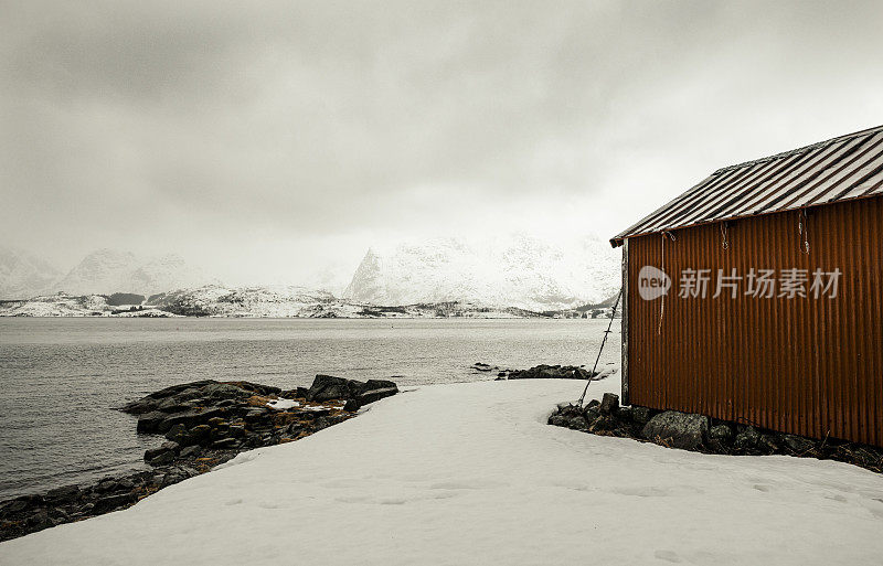 挪威Vesteralen冬日雪景中的小屋