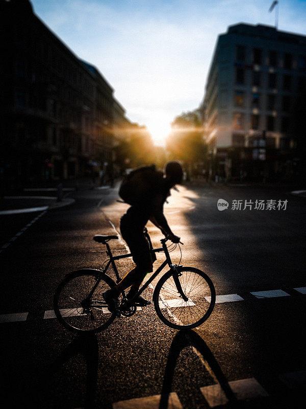 日落时分，城市里骑自行车的人