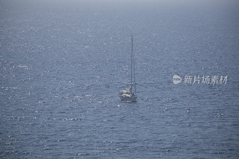 希腊勒斯沃斯岛莫利沃斯海岸的一艘生病的船