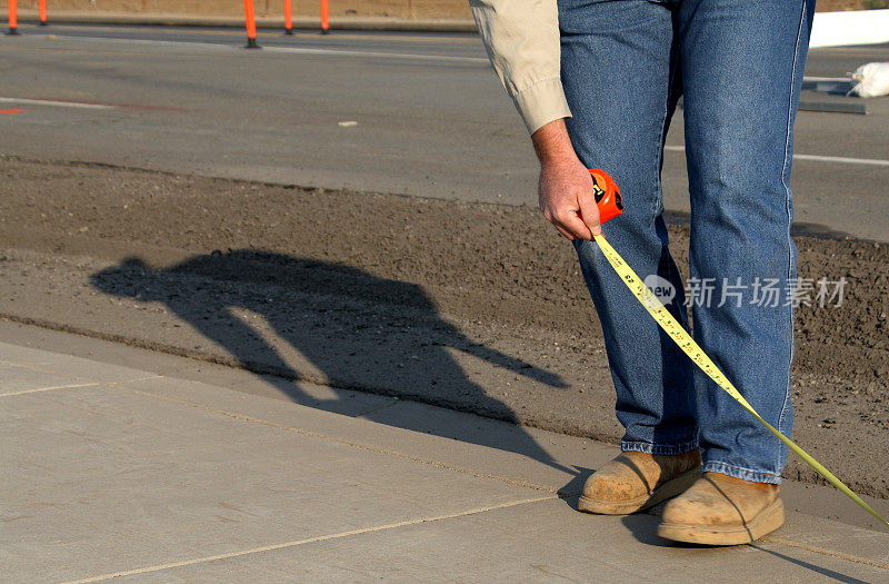 带着卷尺的建筑工人