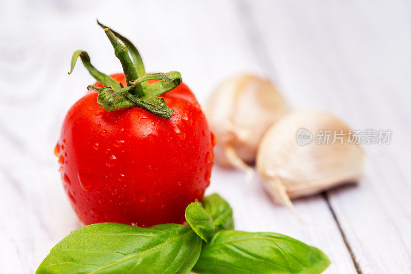 西红柿，罗勒叶和大蒜