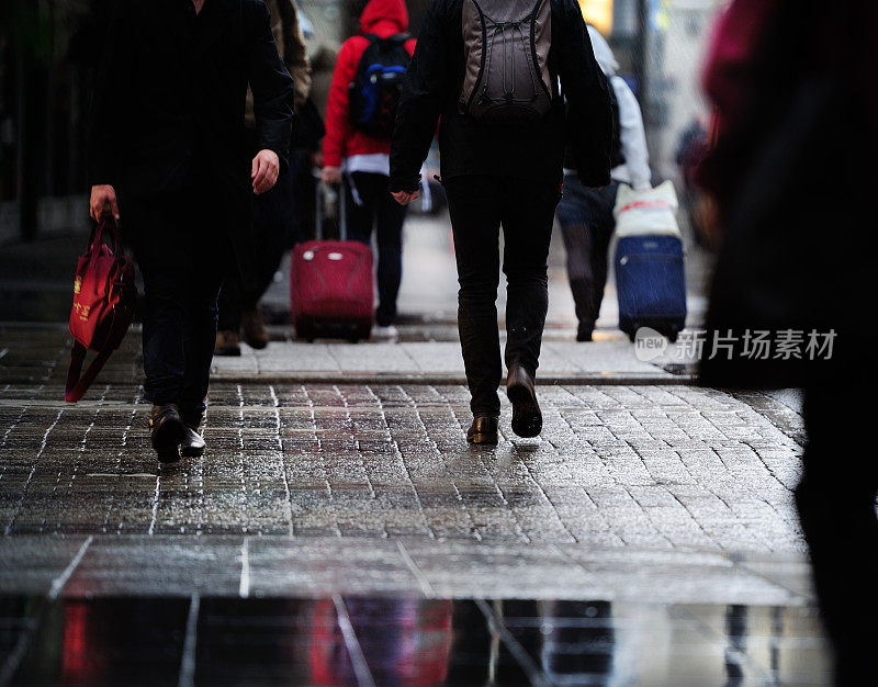 行人，雨淋湿了街道