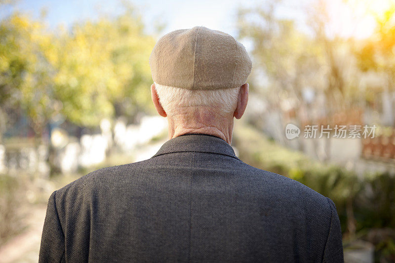 资深男士看向别处