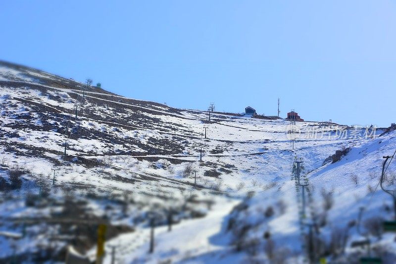 人们上山滑雪