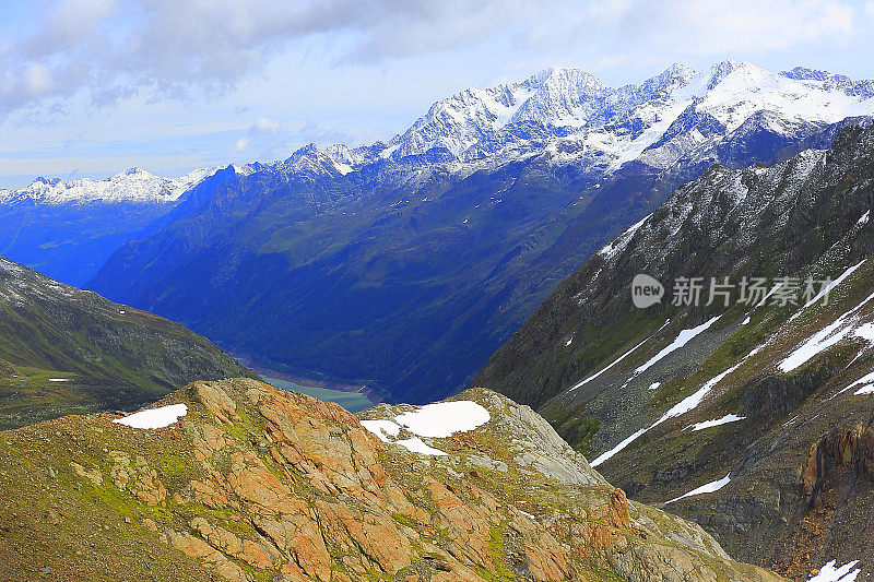 雄伟的Kaunertal南蒂罗尔雪峰山脉全景和田园诗般的Otztal泰罗尔山谷从上面，奥地利