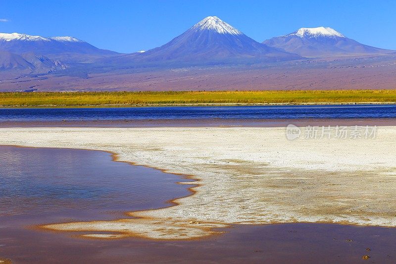 拉古纳塞贾尔-戏剧性的塞贾尔湖镜面反射，利坎卡武尔和Miniques雪顶火山和田诗化的阿塔卡马沙漠，火山景观全景-圣佩德罗阿塔卡马，智利，Bolívia和阿根廷边境