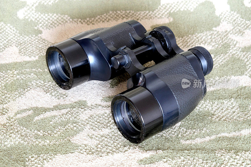 复古Porro棱镜黑色双筒望远镜在伪装背景