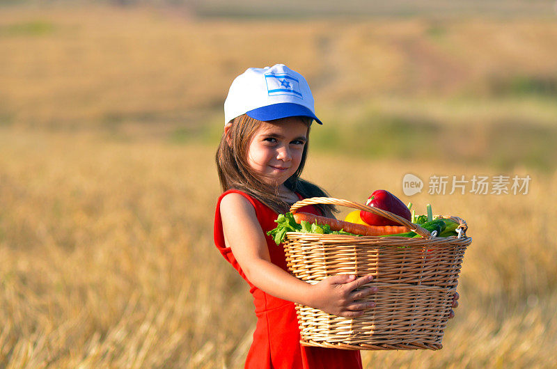 犹太犹太节日七八节，以色列女孩拿着果篮。