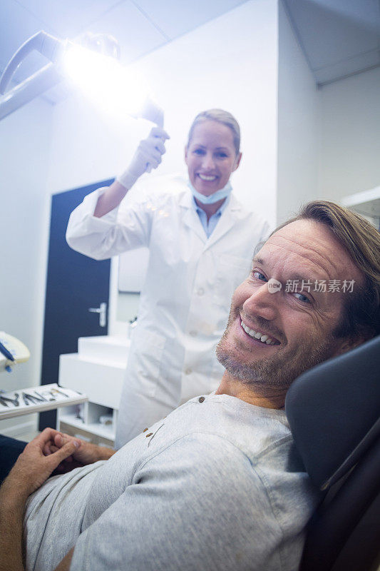 女牙医和男病人微笑着