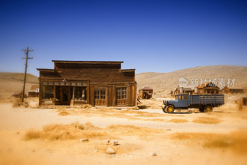 加利福尼亚沙漠中的旧农舍和卡车