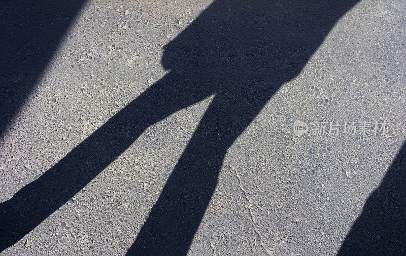 行人行走的抽象阴影