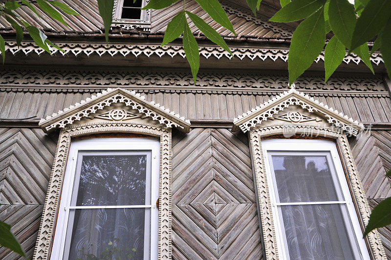 19世纪最后四分之一时期的带有百叶窗的旧俄罗斯木窗碎片