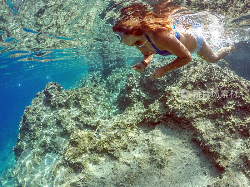 Göbün湾在Göcek。漂浮在海底的女士。