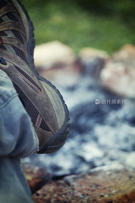壁炉前的腿和登山鞋