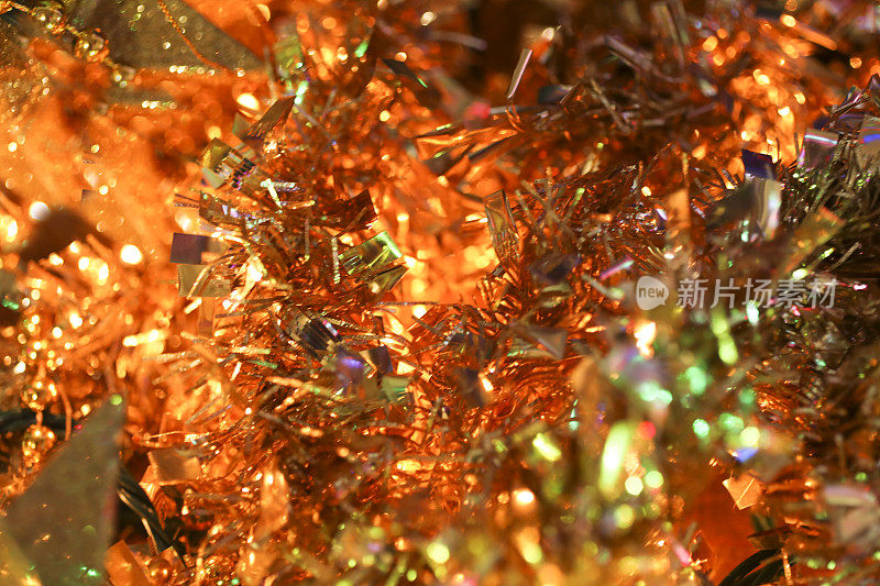 圣诞节或新年前夜的节日装饰品，彩灯，金箔。