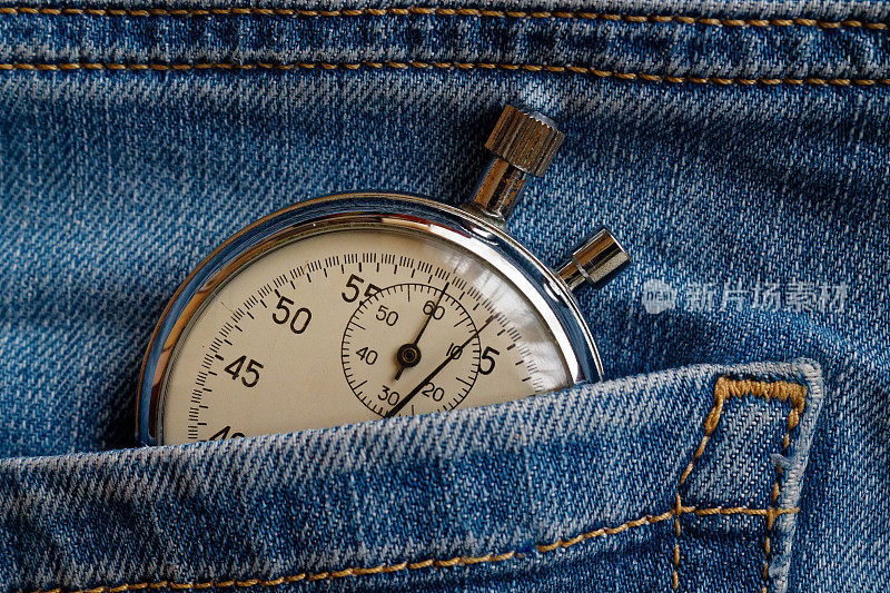 古董秒表，在破旧的深蓝色牛仔口袋，价值衡量时间，旧时钟箭头分，秒精确计时器记录