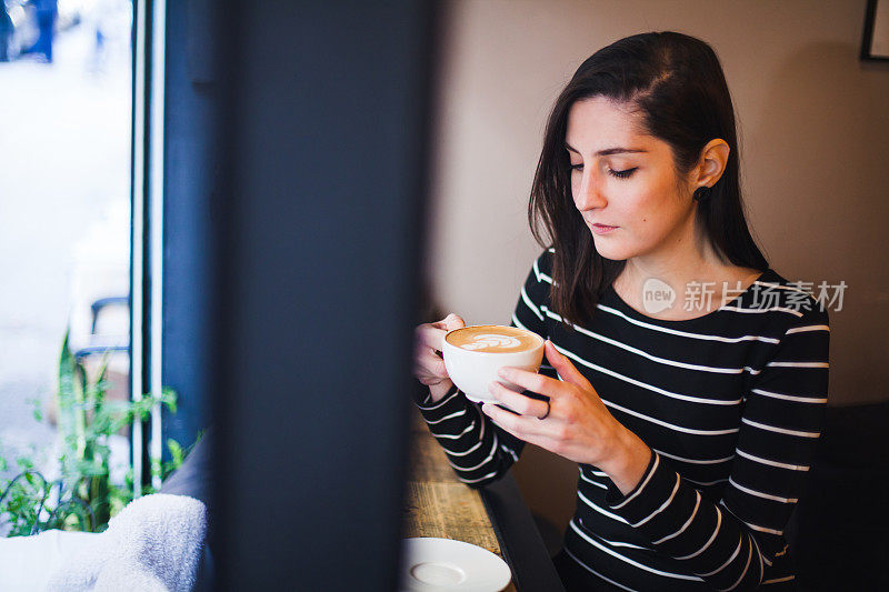 年轻女子在café