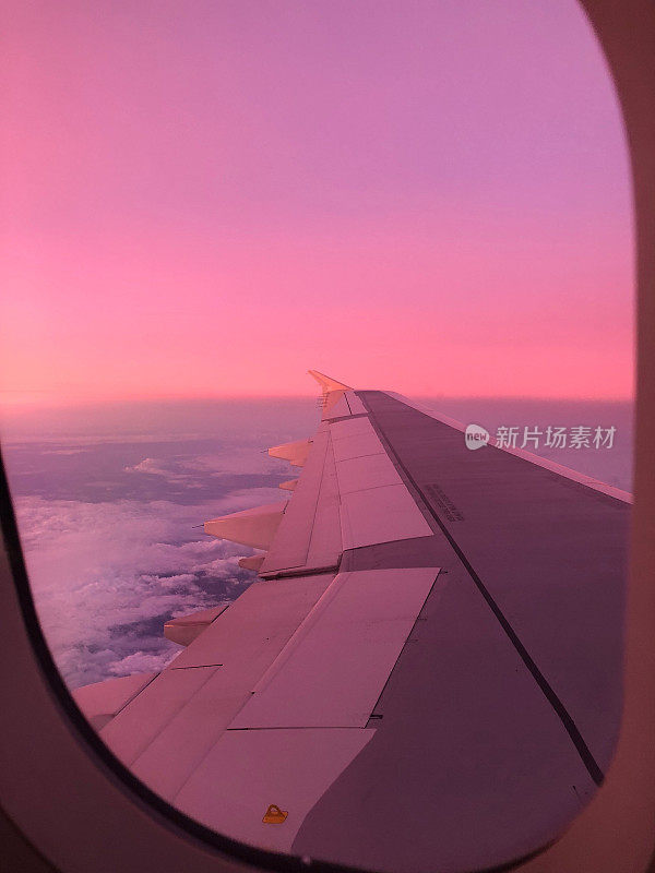 粉色黎明飞机窗户