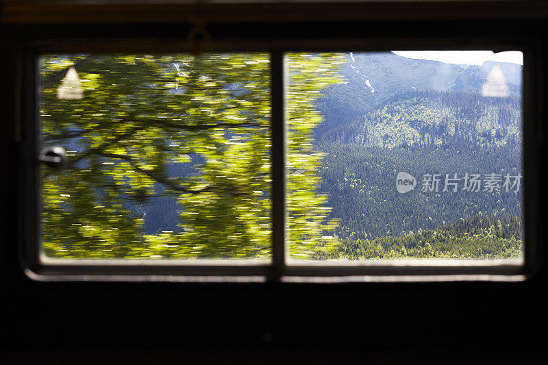 从车里看到的山景