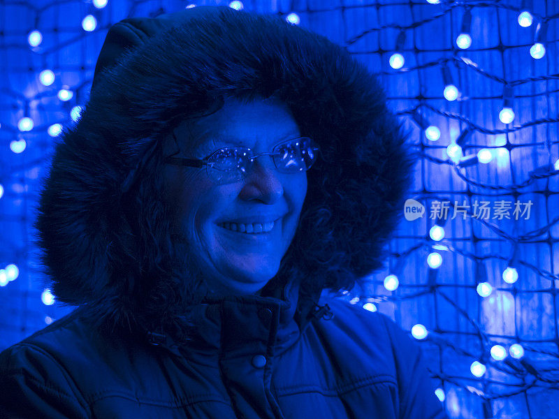 微笑的年长妇女单调的蓝色圣诞灯特写700065170创意内容简介