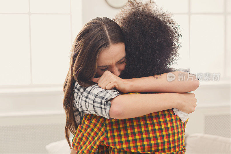 一个女人在家里拥抱她抑郁的朋友