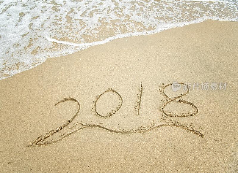 2018年沙滩上的沙子与海浪