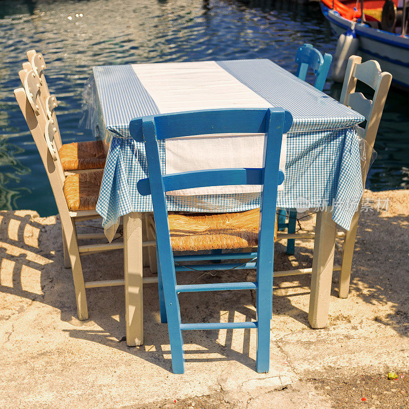 希腊小酒馆里的一张空桌子和椅子