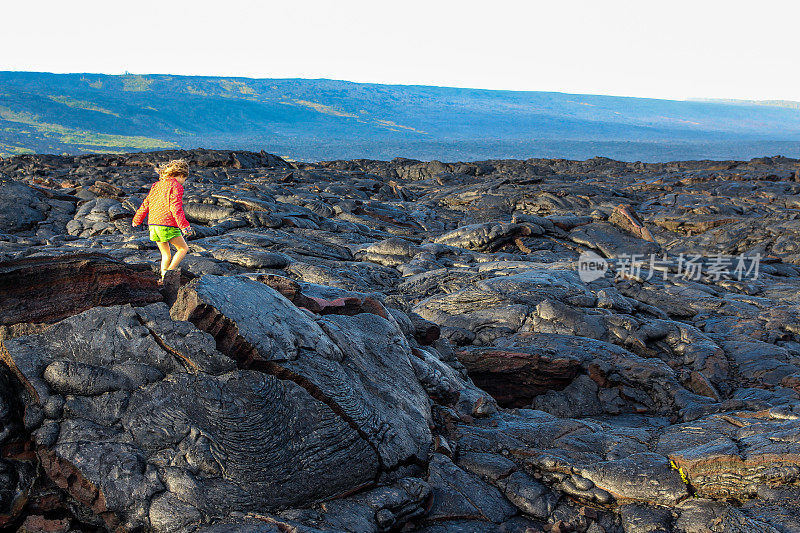 儿童探索火山场，火山国家公园