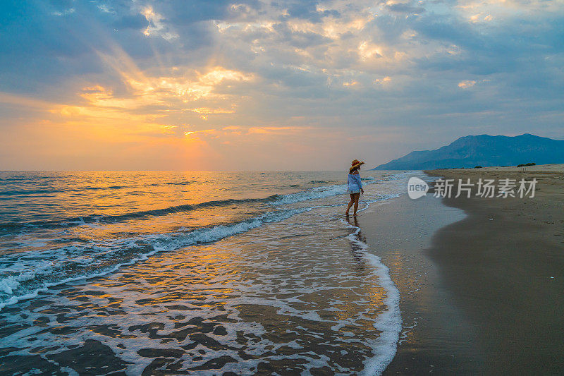 女人正奔向大海