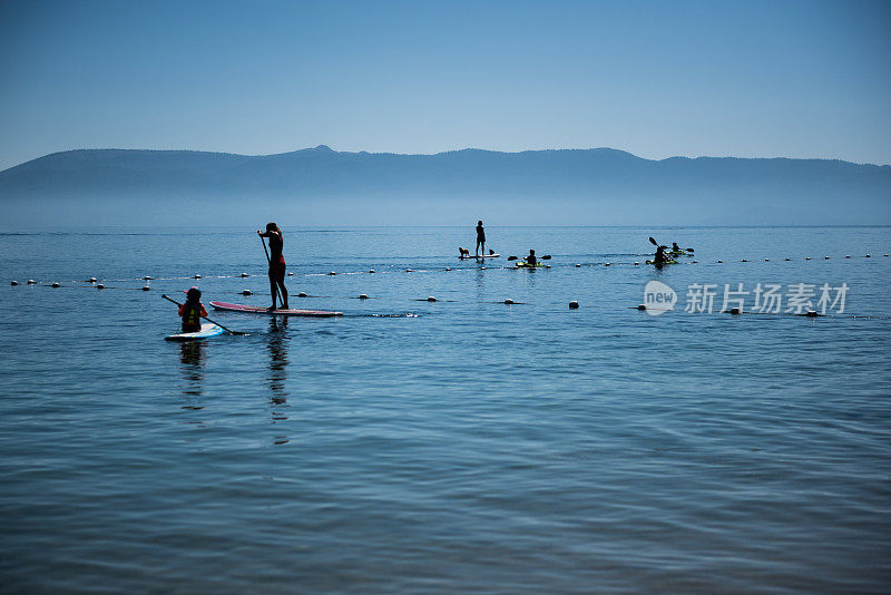 孩子们和妈妈们在太浩湖上划船和划皮划艇