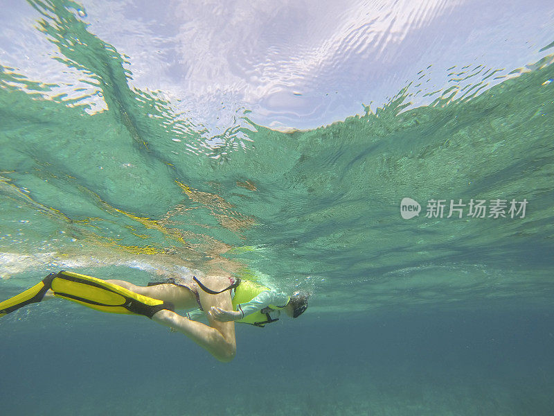 女人浮潜。