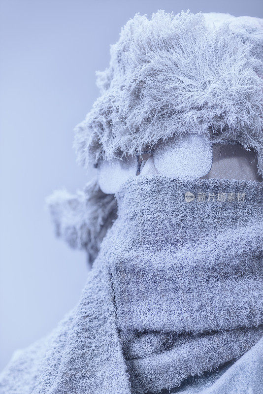 一个冰冻的男人被霜和雪覆盖的特写