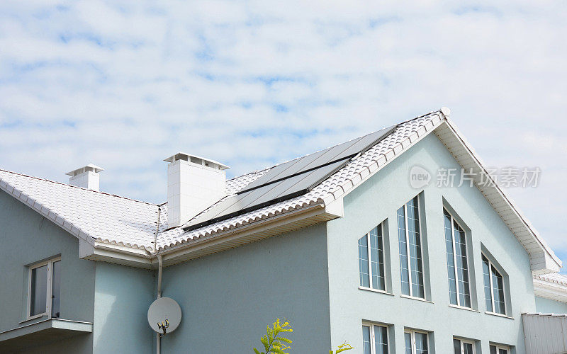 白色粘土瓦屋顶和太阳能电池板，太阳能热水器的房屋能源效率。白色屋顶带来凉爽节省，可以减少空调成本高达20%。
