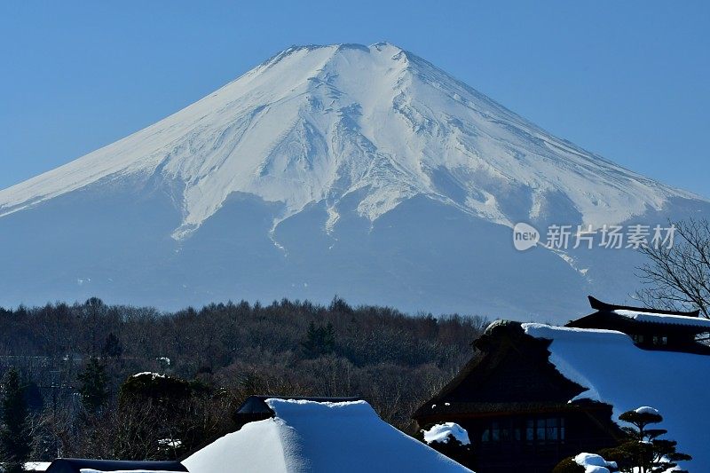 白雪覆盖的富士山，摄于山梨县大野hakkai