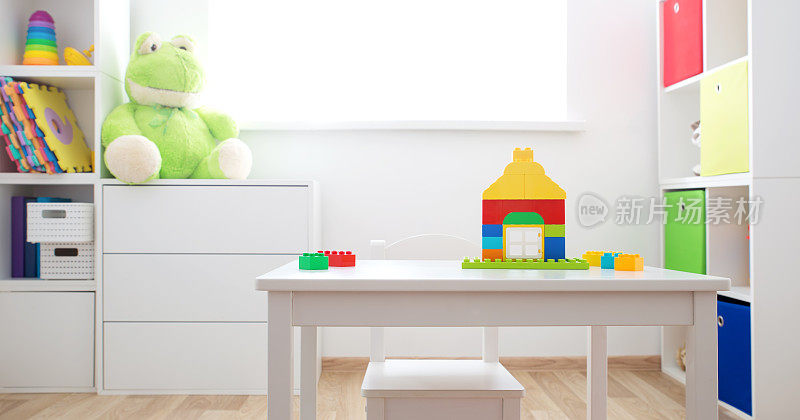色彩缤纷的儿童房，白色的墙壁和家具