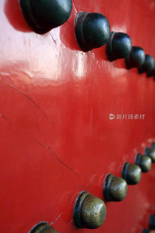 中国北京紫禁城古色古香的镶钉红门