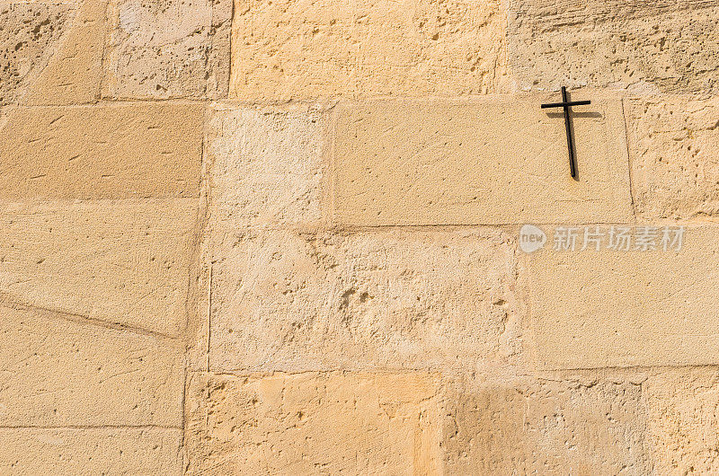 宗教符号交叉在石头背景上