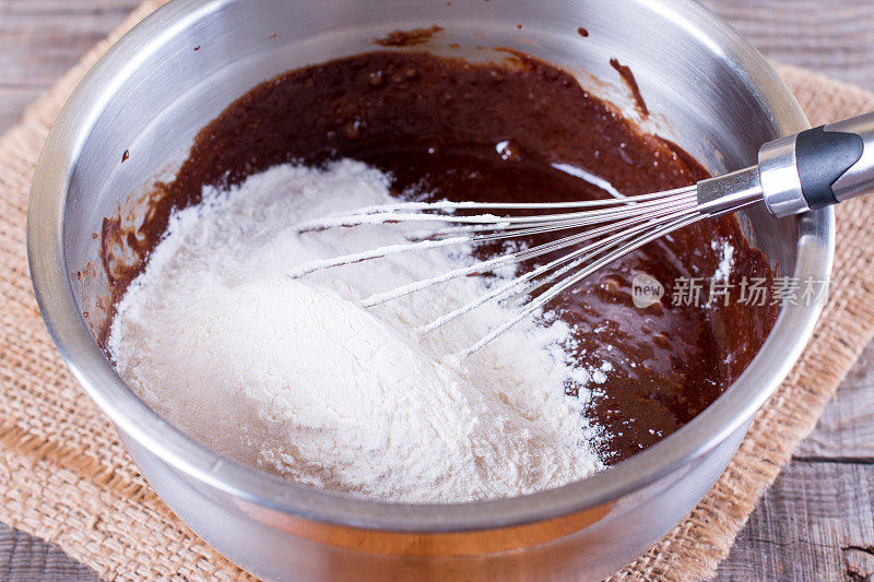 烘焙蛋糕用的混合面粉和巧克力生面团