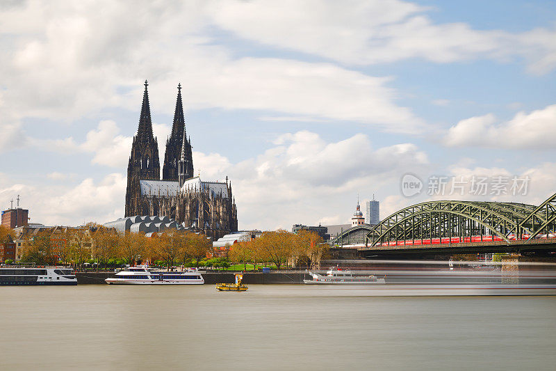 科隆大教堂和Hohenzollernbrücke，德国