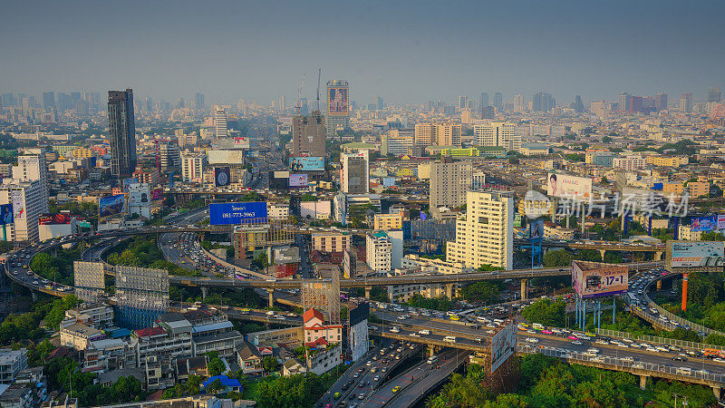 黄昏俯瞰高层建筑的城市商业区全景(泰国曼谷)