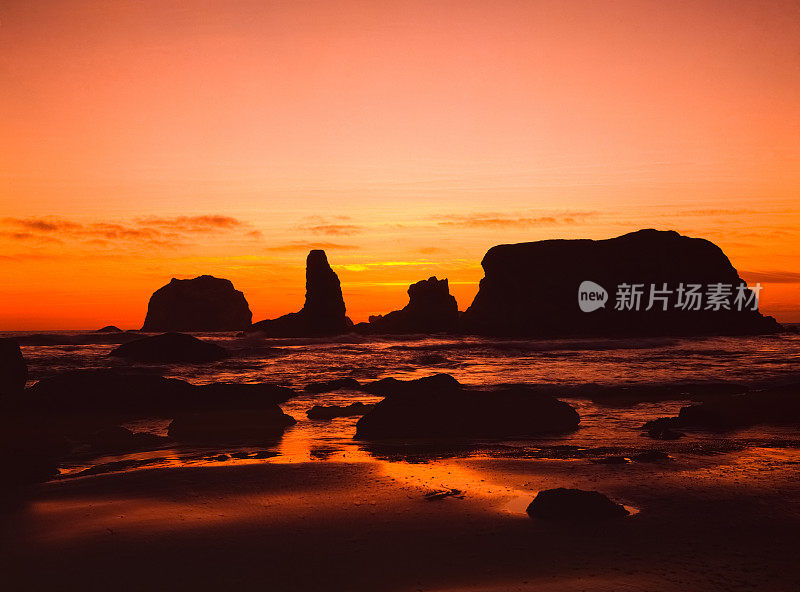 在班登海滩，俄勒冈戏剧性的日落海景